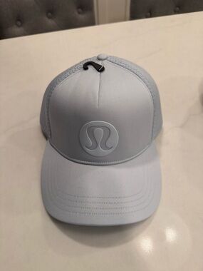 NWT Lululemon Light Gray/Silver Trucker Hat